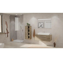 Modernes Badezimmer mit hölzernem Waschbeckenunterschrank, weißem Aufsatzwaschbecken, Spiegel mit Beleuchtung, Hochschrank und Glasdusche.
