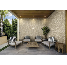 Überdachte Terrasse mit Verblendern in Steinoptik an den Wänden, Holzlamellendecke, grauen Bodenfliesen und modernen Gartenmöbeln.