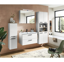 Modernes Badezimmerset in Weiß mit schwarzen Griffen, bestehend aus Waschbeckenunterschrank, Spiegelschrank und zwei Hochschränken.