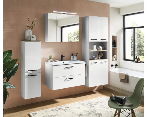 Modernes Badezimmerset in Weiß mit schwarzen Griffen, bestehend aus Waschbeckenunterschrank, Spiegelschrank und zwei Hochschränken.