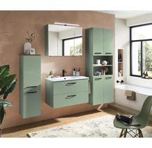 Modernes Badezimmer-Set in Salbeigrün mit Waschtischunterschrank, Spiegelschrank, Hochschrank und schwarzen Griffen in einem hellen Badezimmer.