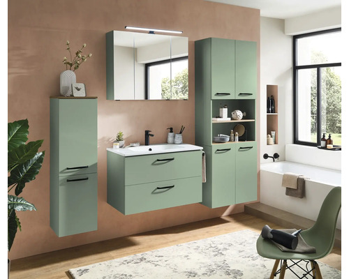 Modernes Badezimmer-Set in Salbeigrün mit Waschtischunterschrank, Spiegelschrank, Hochschrank und schwarzen Griffen in einem hellen Badezimmer.