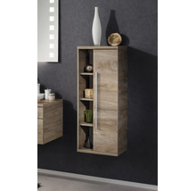 Moderner Badezimmer-Wandschrank in Holzoptik mit offenen Regalen und einer Tür mit Stangengriff, neben einem Waschtischunterschrank montiert.