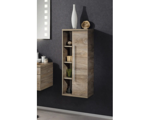 Moderner Badezimmer-Wandschrank in Holzoptik mit offenen Regalen und einer Tür mit Stangengriff, neben einem Waschtischunterschrank montiert.