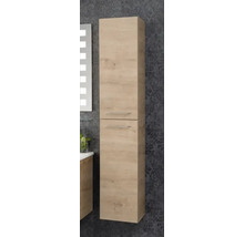 Hochschrank für das Badezimmer in Eichenoptik mit zwei Türen und Metallgriffen.