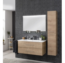 Badezimmermöbel Set in Eichenoptik mit Waschtischunterschrank, Keramikwaschbecken, LED-Spiegel, Glasablage und passendem Hochschrank.