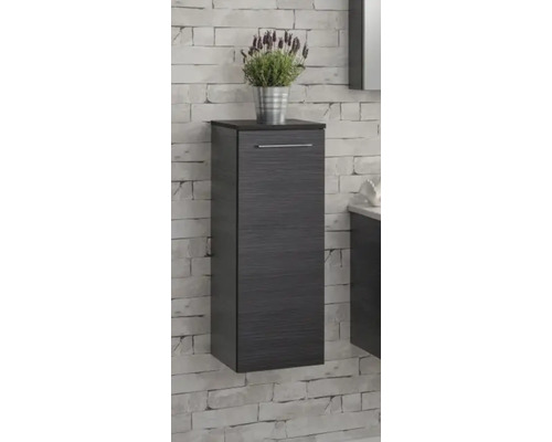 Wandhängender Badezimmer-Mittelschrank in Anthrazit mit Struktur-Oberfläche und silbernem Griff vor einer Steinwand.