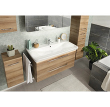 Modernes Badezimmer-Set in Eichenoptik mit weißem Waschtisch, wandhängenden Unterschränken, Spiegel und gemusterten Fliesen.