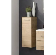 Wandhängender Badezimmer-Seitenschrank in Eichenoptik mit Tür und Metallgriff in einem modern gestalteten Badezimmer.