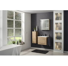 Modernes helles Badezimmer mit Badmöbeln in Holzoptik, weißem Waschtisch, Spiegelschrank, freistehender Badewanne und großem Fenster.