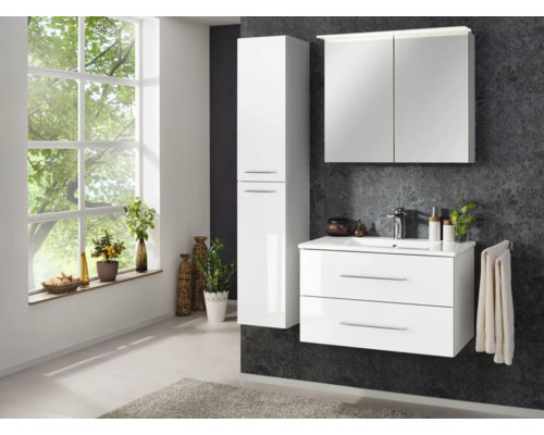 Modernes Badezimmermöbel-Set in Weiß Hochglanz, bestehend aus Waschtischunterschrank mit Waschbecken, Hochschrank und Spiegelschrank.