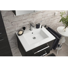 Moderner Waschbeckenunterschrank in Anthrazit mit weißem Keramikwaschbecken, verchromter Armatur und Wand in Steinoptik im Badezimmer.