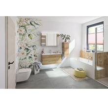 Modernes, helles Badezimmer mit Waschtischunterschrank in Holzoptik, Spiegelschrank, weißer Badewanne und floraler Wandgestaltung.