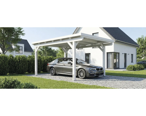 Weißes Holz-Carport mit Flachdach vor einem modernen weißen Haus mit geparktem Auto auf einer gepflasterten Auffahrt.