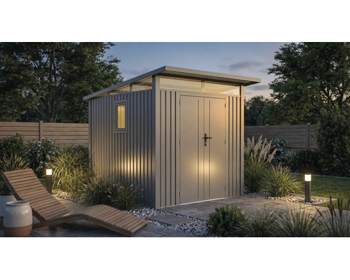 Modernes Metall-Gartenhaus mit Pultdach und Doppeltür in einem beleuchteten Garten mit Holzliege.