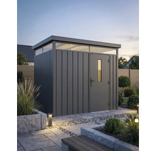 Modernes Gartenhaus aus Metall mit Flachdach und Oberlichtfenstern in einem organisierten Garten mit Steinplatten und Pflanzen.
