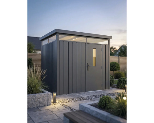 Modernes Gartenhaus aus Metall mit Flachdach und Oberlichtfenstern in einem organisierten Garten mit Steinplatten und Pflanzen.