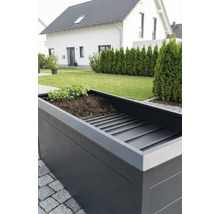 Hochbeet aus Metall in Anthrazit mit Zwischenboden und Kräuterbepflanzung in einem modernen Garten.
