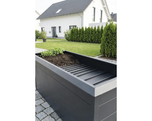 Hochbeet aus Metall in Anthrazit mit Zwischenboden und Kräuterbepflanzung in einem modernen Garten.