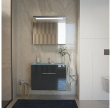 Modernes Badezimmer mit dunkelgrauem Waschbeckenunterschrank, hellblauem Glaswaschtisch und Spiegelschrank mit LED-Beleuchtung vor strukturierter Wand.