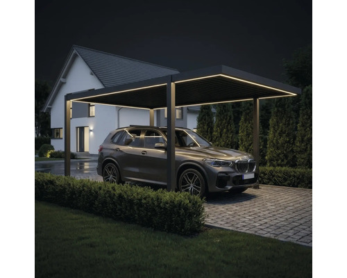 Modernes Aluminium-Carport mit integrierter LED-Beleuchtung über einem geparkten Auto auf einer gepflasterten Einfahrt bei Nacht.