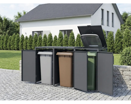 Mülltonnenbox aus Metall für drei Tonnen, eine Sektion mit geöffnetem Deckel und Türen, auf Pflastersteinen vor einem Einfamilienhaus platziert.