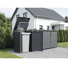 Mülltonnenbox aus Metall für vier Tonnen in Anthrazit vor einem Haus, eine Tür und ein Deckel mit einer sichtbaren grauen Tonne sind geöffnet.