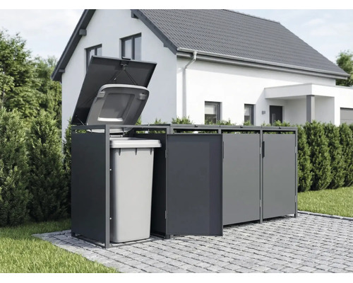Mülltonnenbox aus Metall für vier Tonnen in Anthrazit vor einem Haus, eine Tür und ein Deckel mit einer sichtbaren grauen Tonne sind geöffnet.