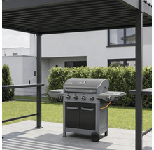Gasgrill mit vier Brennern und Seitenablagen auf einer gepflasterten Terrasse unter einer modernen Pergola aus Metall im Garten.