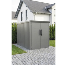 Moderner Metall-Geräteschrank mit Doppeltür und Flachdach, stehend auf einer gepflasterten Fläche im Garten.
