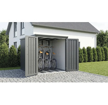 Fahrradbox aus Metall für drei Fahrräder mit geöffneten Doppeltüren auf einer gepflasterten Fläche vor einem modernen Wohnhaus.