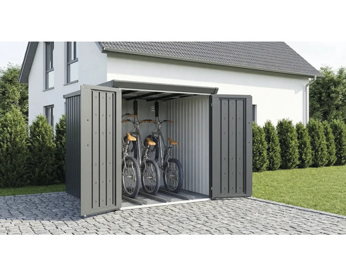 Fahrradbox aus Metall für drei Fahrräder mit geöffneten Doppeltüren auf einer gepflasterten Fläche vor einem modernen Wohnhaus.