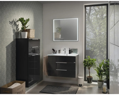 Modernes Badezimmer mit dunkelgrauem Waschtischunterschrank, weißem Waschbecken, passendem Hochschrank und quadratischem LED-Spiegel.
