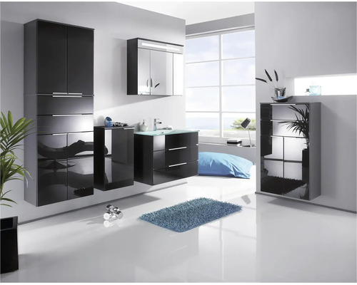 Modernes Badezimmermöbel-Set in Hochglanz-Optik mit Waschbeckenunterschrank, Spiegelschrank, Hochschrank und Beistellschrank in einem hellen Badezimmer.