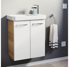 Moderner wandhängender Waschbeckenunterschrank mit weißer Front, Seiten in Holzoptik, Waschbecken, Chromarmatur und Handtuchring mit Handtuch.