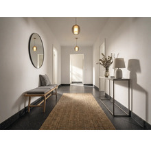 Hell gestalteter Flur mit Holzbank, rundem Wandspiegel, Juteläufer, Konsolentisch mit Tischlampe und zwei Pendelleuchten.