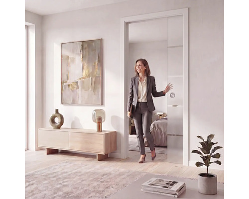Moderne Glasschiebetür mit Querstreifen in einem hellen Wohnzimmer, durch die eine Frau geht.