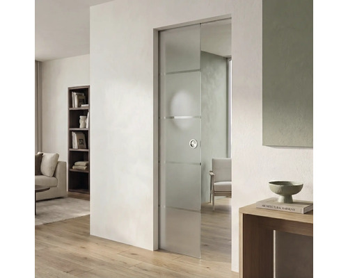 Schiebetür aus satiniertem Glas mit horizontalen klaren Streifen und rundem Griff in einem hellen, modern eingerichteten Wohnzimmer.