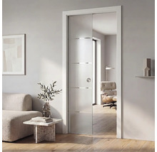 Moderne Ganzglas-Schiebetür mit horizontalen satinierten Streifen in einem hellen Wohnzimmer mit Holzboden.