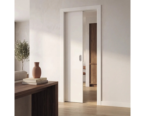 Weiße Schiebetür in einem hellen, modernen Wohnraum mit Holzboden, minimalistischer Einrichtung und Durchgang zu einem weiteren Zimmer.
