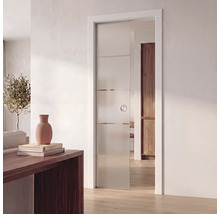 Moderne Glasschiebetür mit horizontalen Streifen und runder Griffmuschel in weißer Zarge, in einem hellen und modernen Wohnraum.