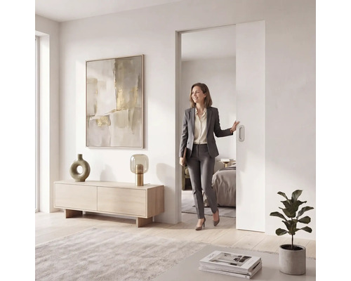 Moderne Einbauschiebetür in einem hellen, minimalistischen Wohnbereich mit Sideboard aus Holz und Dekoration.