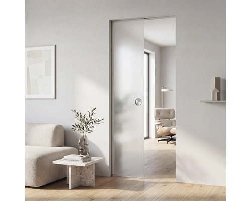 Glasschiebetür aus satiniertem Glas in einem hellen, minimalistischen Wohnzimmer mit runder Griffmulde.