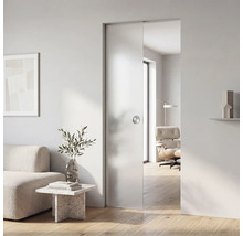 Minimalistisches Wohnzimmer mit einer Schiebetür aus Glas, hellem Sofa und modernen Möbeln in einer hellen, weitläufigen Atmosphäre.