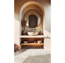 Badezimmer mit Rundspiegel, Bogennische, Aufsatzwaschbecken aus Stein und Holzregal. Heller mediterraner Stil mit natürlichen Materialien.