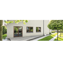 Fassaden-Riemchen an einem modernen Haus mit Holzterrasse und Garten.