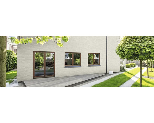 Fassaden-Riemchen an einem modernen Haus mit Holzterrasse und Garten.