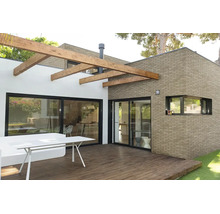 Moderne Terrasse mit Holzdeck, Klinkerfassade und Pergola aus Holzbalken.