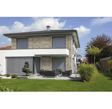 Modernes Wohnhaus mit Außenjalousien und Rollläden an den Fenstern sowie einer Terrasse mit Gartenmöbeln und gepflegtem Rasen.