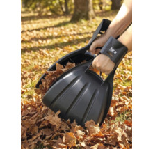 Eine Person benutzt schwarze Laubgreifer von for_q, um trockenes Laub im Garten aufzusammeln.